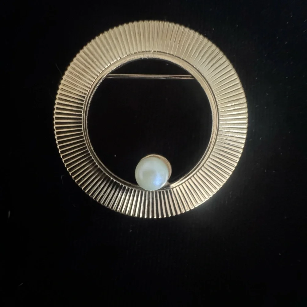 Vintage minimalistic, gold tone, wreath brooch with pearl accent
